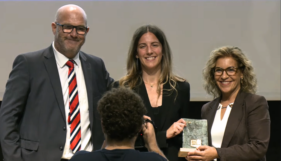 Patricia Berjon y Arantza Rodriguez recogen el premio euskadi sariak
